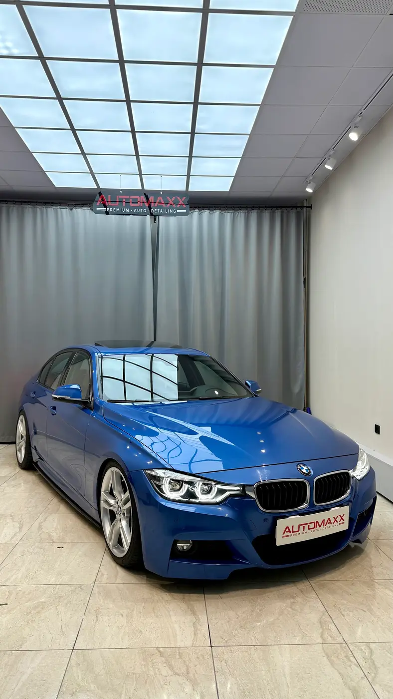 Automaxx atölyesinde mavi BMW sedan