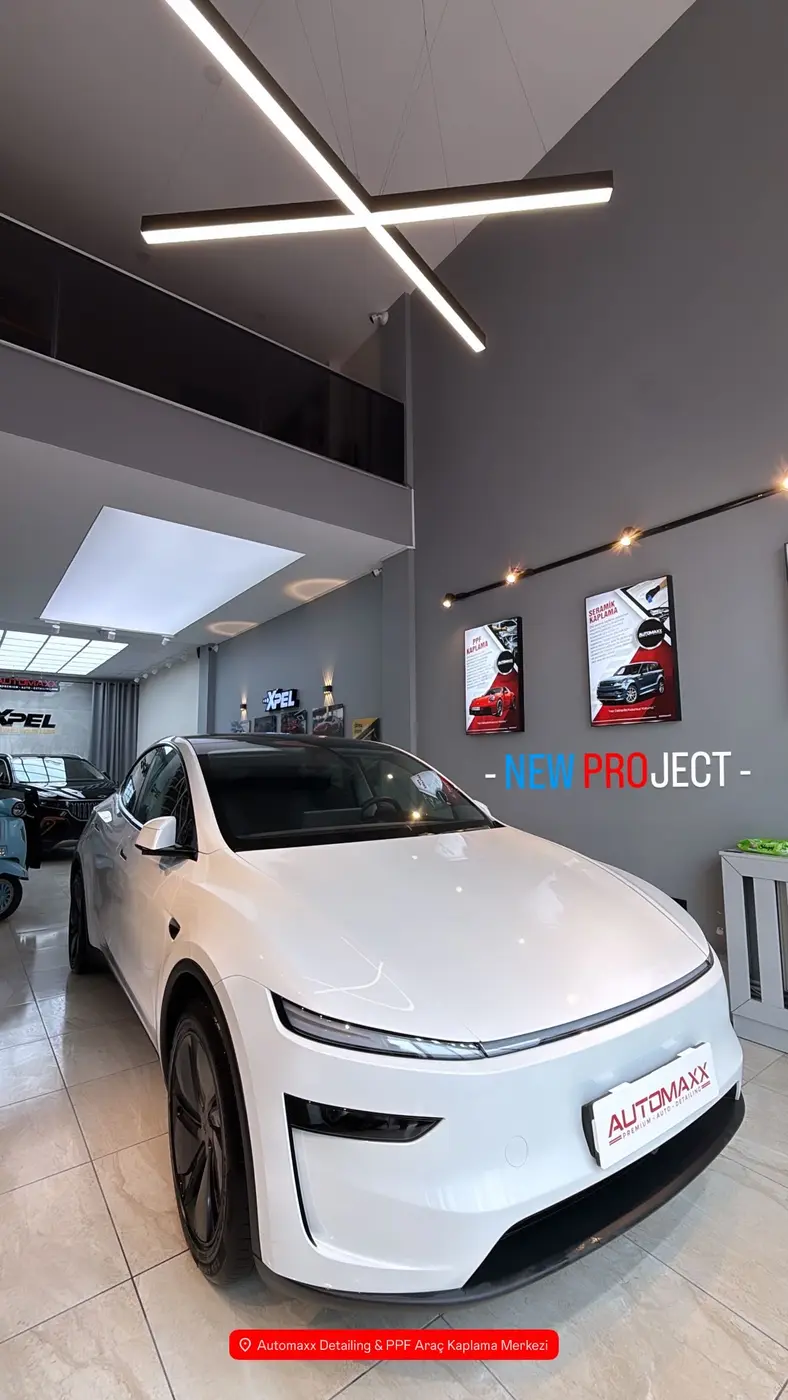 Automaxx showroomunda beyaz araç